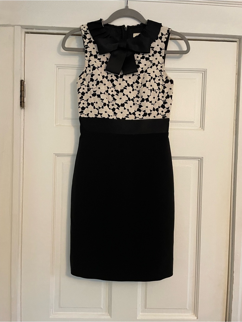 Kate Spade Sleeveless Black & White Lace-Top Sheath Dress with Bow Neck- Size 00